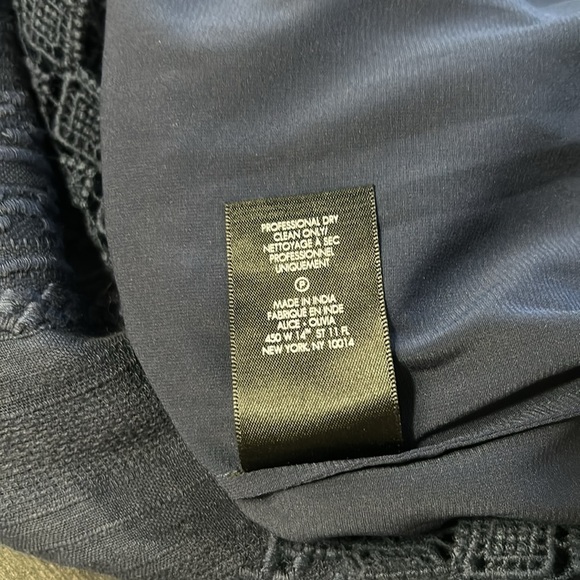 ALICE + OLIVIA Jules Off the Shoulder Top Navy Blue Lace Embroidered Shirt Sz XS - Picture 11 of 13